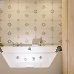 Vintage Duplex With Jacuzzi *