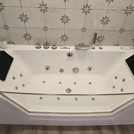 Vintage Duplex With Jacuzzi Apartment Malaga