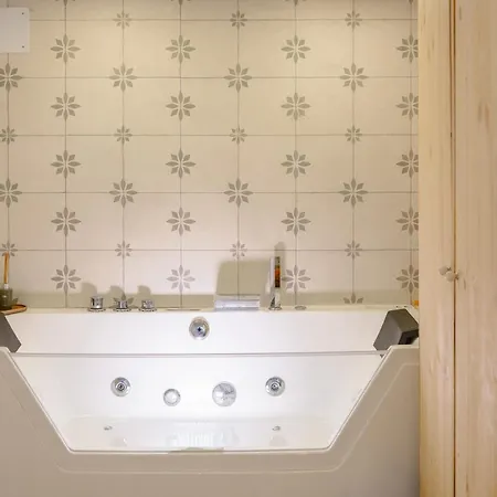 Vintage Duplex With Jacuzzi *