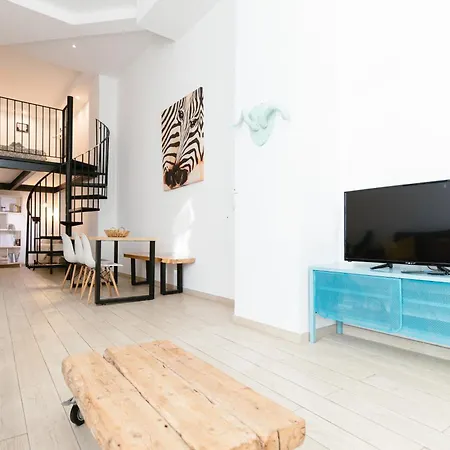 Vintage Duplex With Jacuzzi *