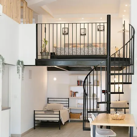 Vintage Duplex With Jacuzzi Apartmán